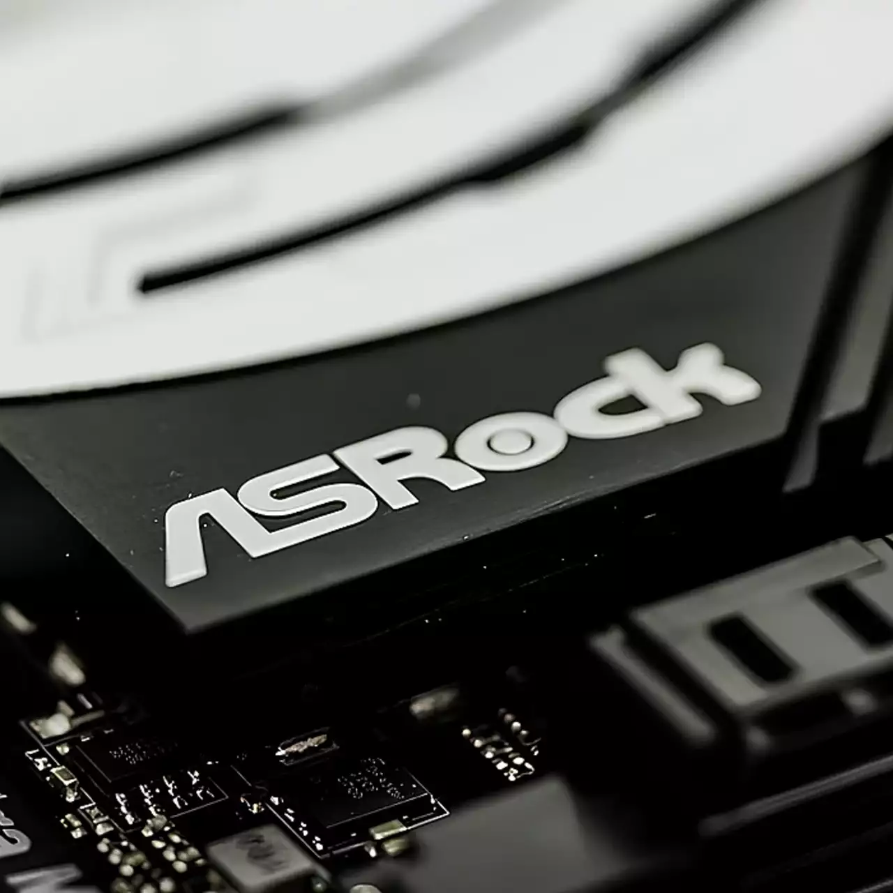 Розслідування Gamers Nexus: ASRock вводить користувачів в оману щодо причин виходу з ладу Ryzen 9000