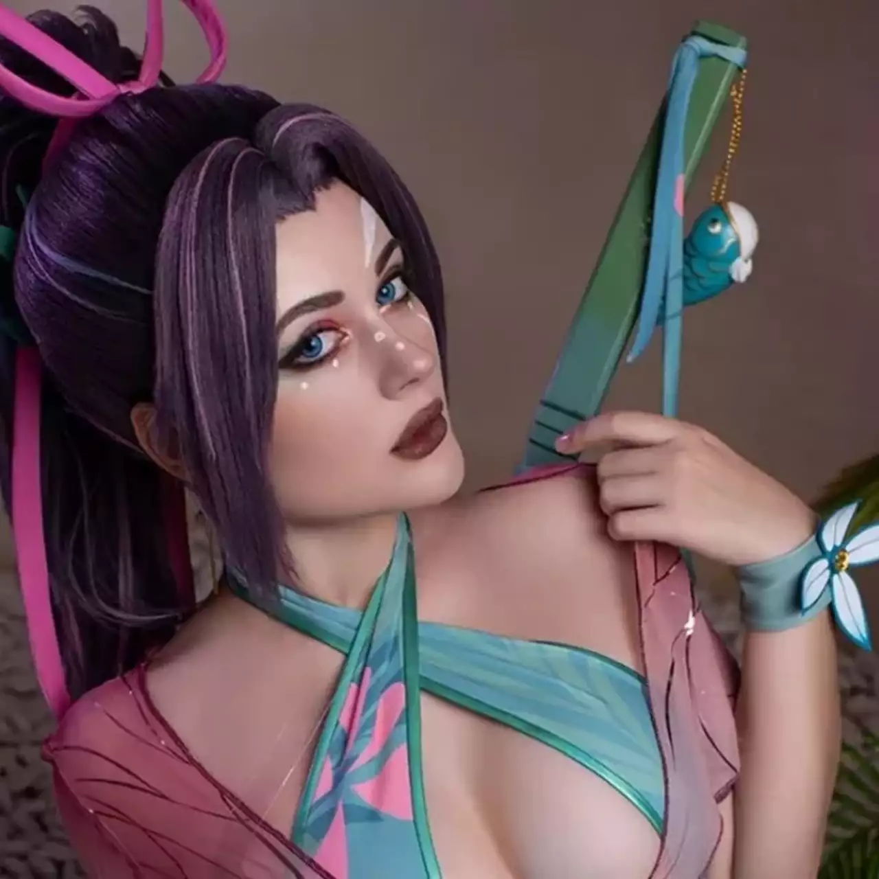 Liz Joestar przebiera się za Emmę Frost, Squirrel Girl i Psylocke z Marvel Rivals Liz Joestar przebiera się za Emmę Frost, Squirrel Girl i Psylocke z Marvel Rivals