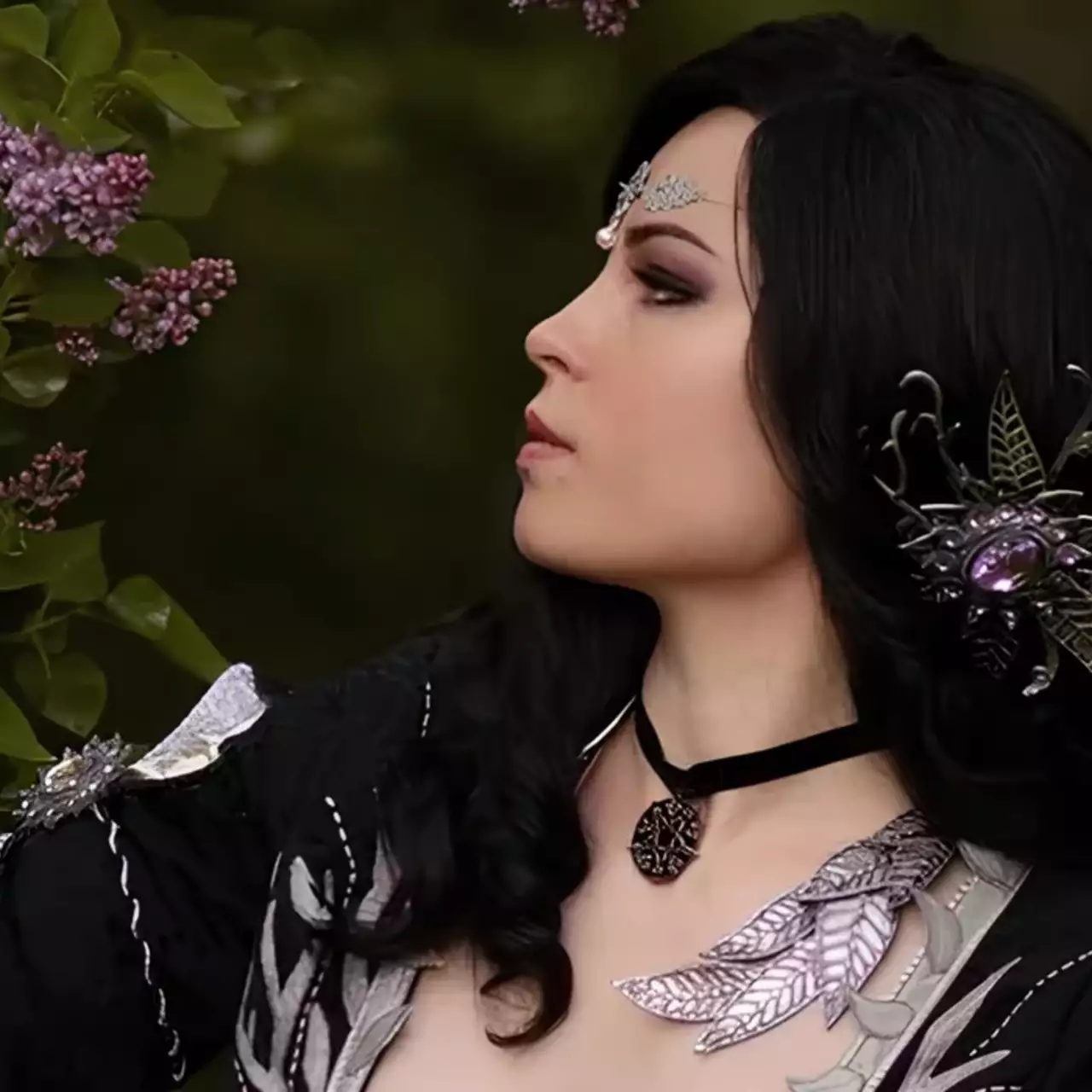 Cosplayer, Yennefer'ı The Witcher 3'ten Triss Merigold'un Alternatif Kıyafetinde Hayata Geçiriyor — ve Görünümü Eşsiz Şahane Cosplayer, Yennefer'ı The Witcher 3'ten Triss Merigold'un Alternatif Kıyafetinde Hayata Geçiriyor — ve Görünümü Eşsiz Şahane