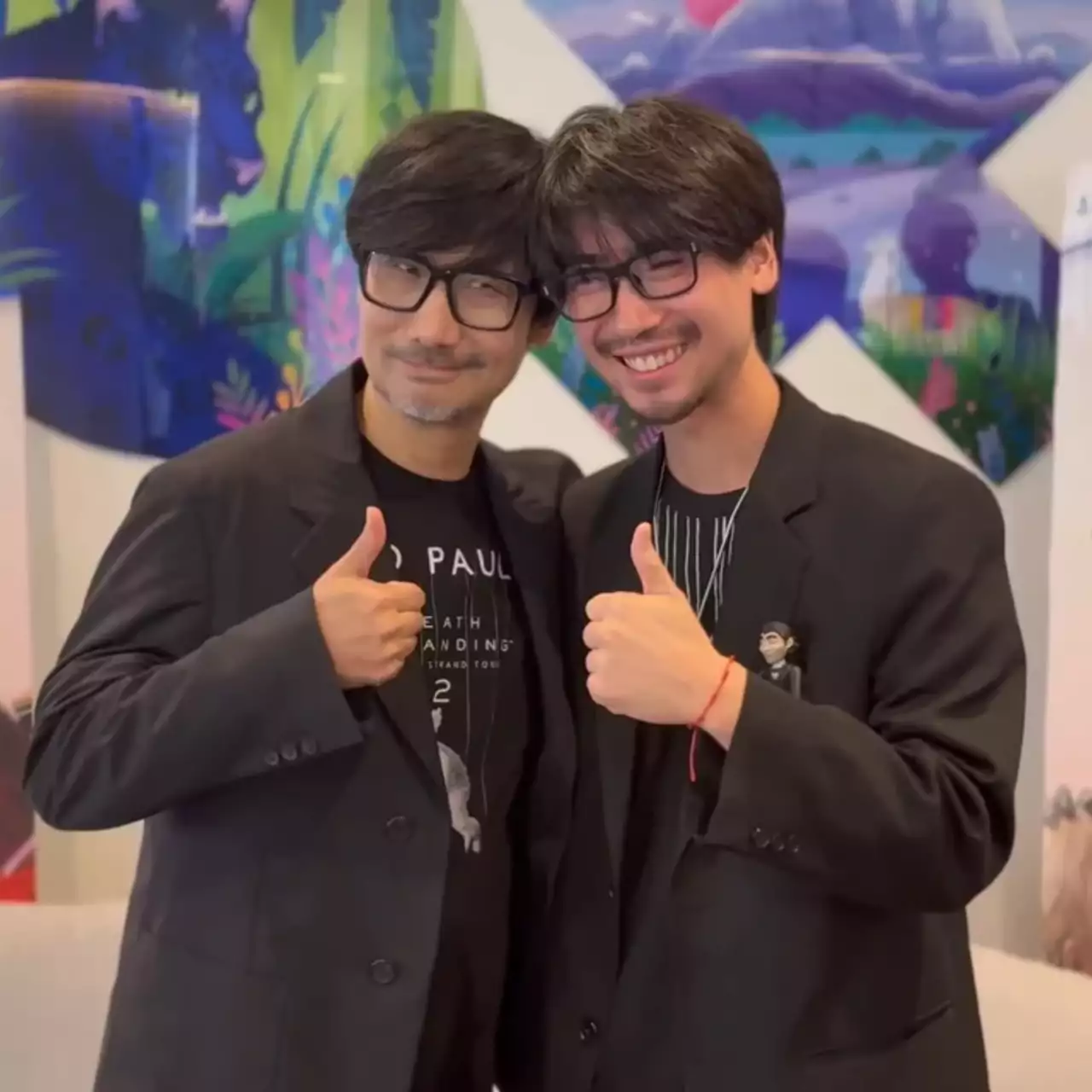 Hideo Kojima Encontra Seu ‘Gêmeo’ e Recria o Meme do Homem-Aranha Hideo Kojima Encontra Seu ‘Gêmeo’ e Recria o Meme do Homem-Aranha