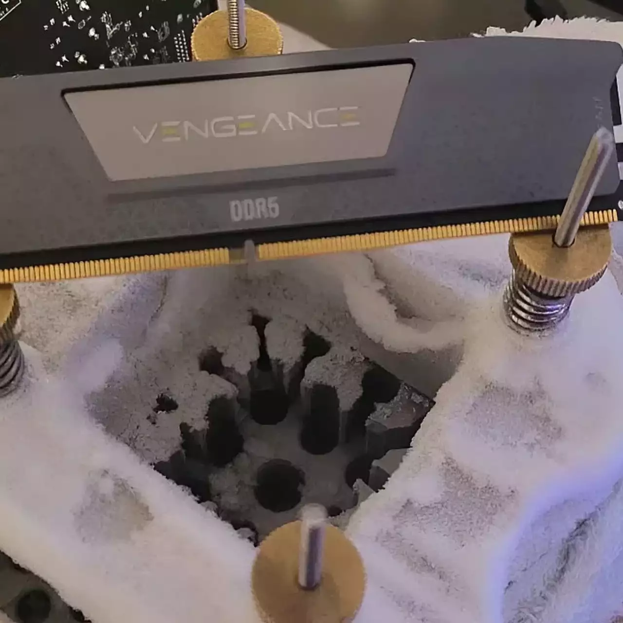 Overclocking DDR5 Kini Nyata: Penghalang 13,010 MT/s Resmi Dihancurkan Overclocking DDR5 Kini Nyata: Penghalang 13,010 MT/s Resmi Dihancurkan