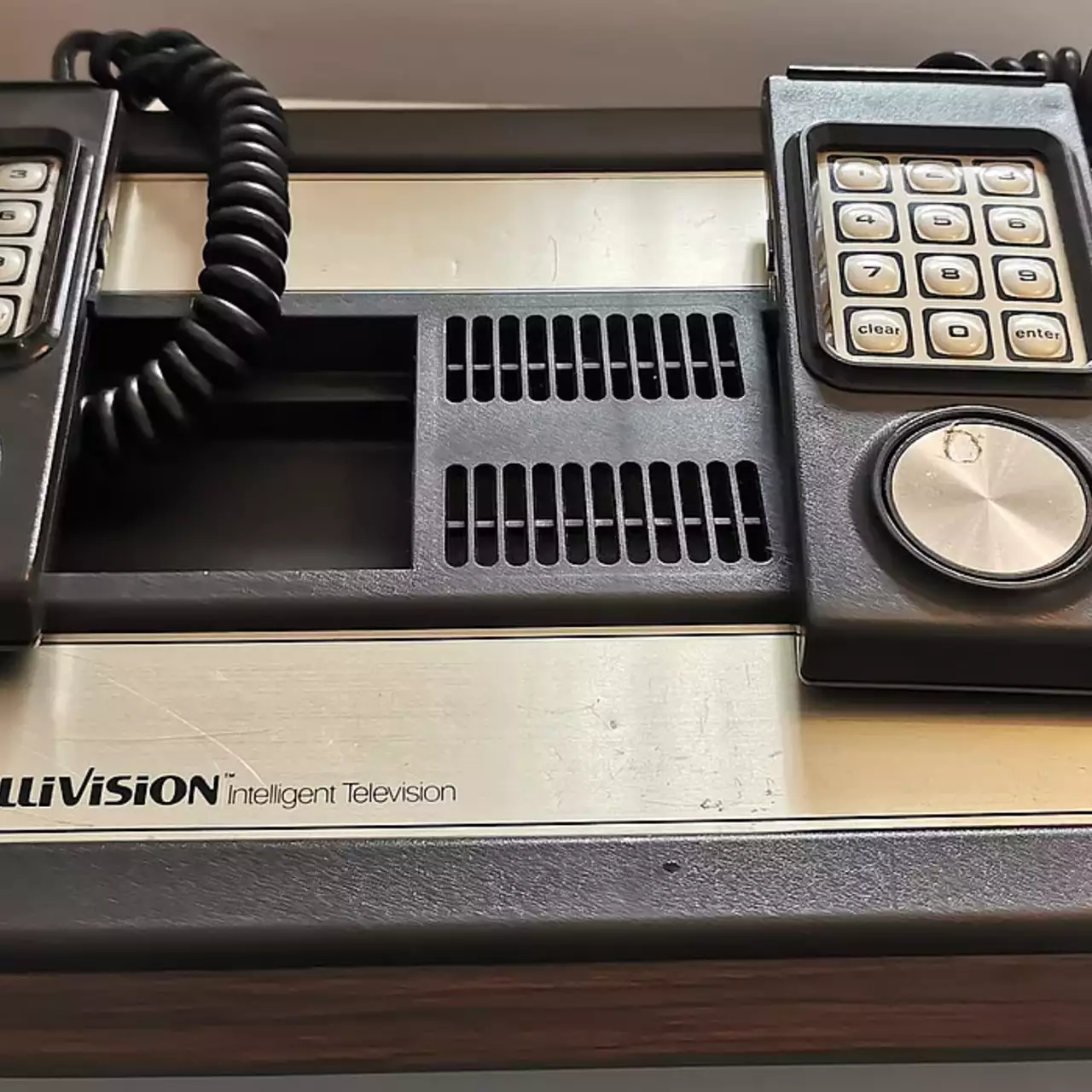 Atari Menghidupkan Kembali Rival Intellivision dengan Konsol Modern Baru Atari Menghidupkan Kembali Rival Intellivision dengan Konsol Modern Baru