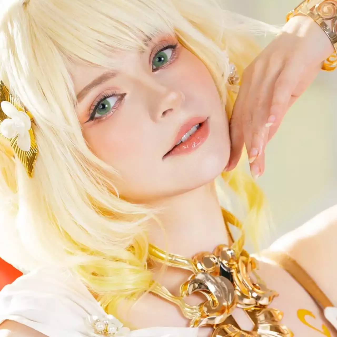 PeachMilky Cosplays sebagai Aglaea dari Honkai: Star Rail PeachMilky Cosplays sebagai Aglaea dari Honkai: Star Rail