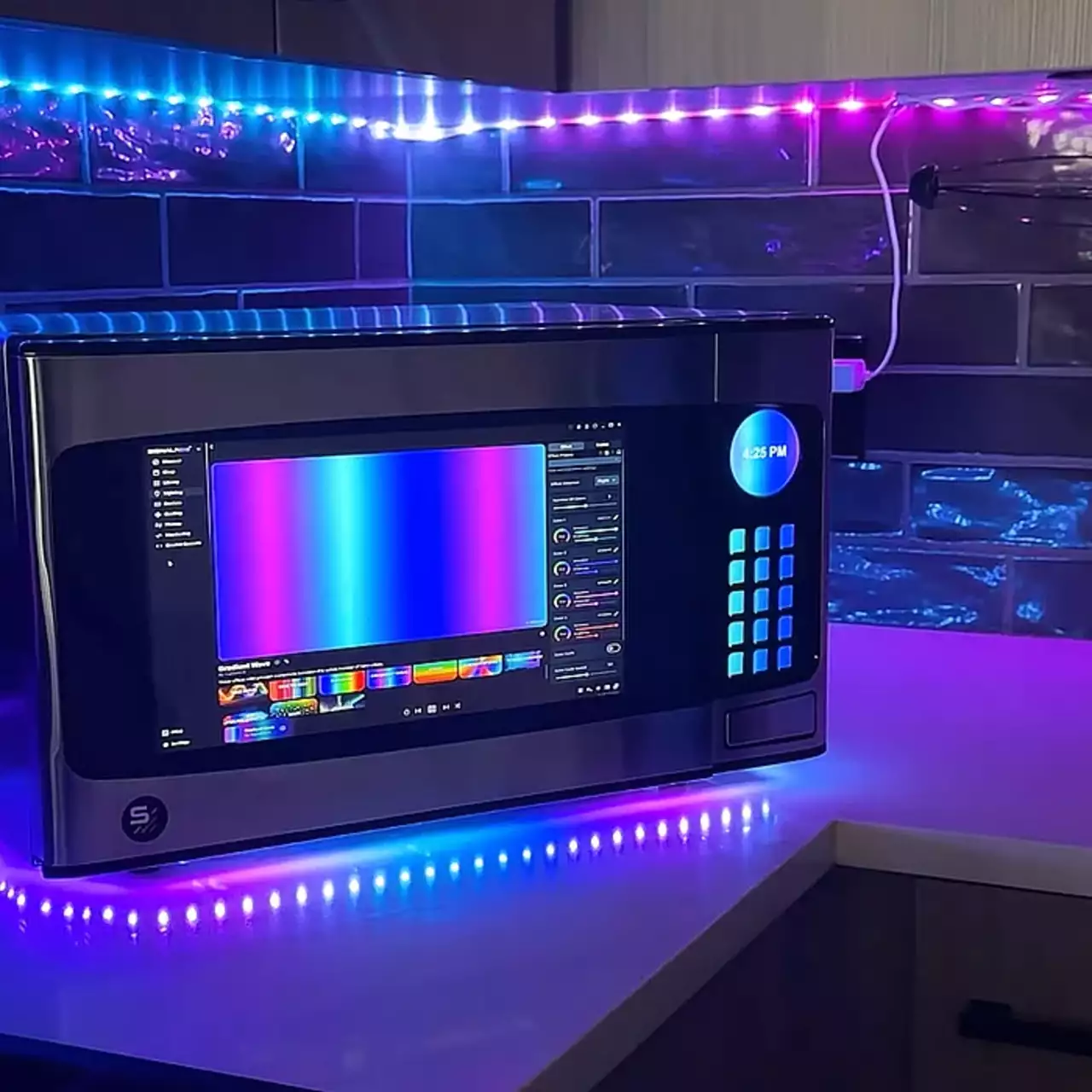 Материнська плата на каруселі: мікрохвильовку перетворили в ігровий PC