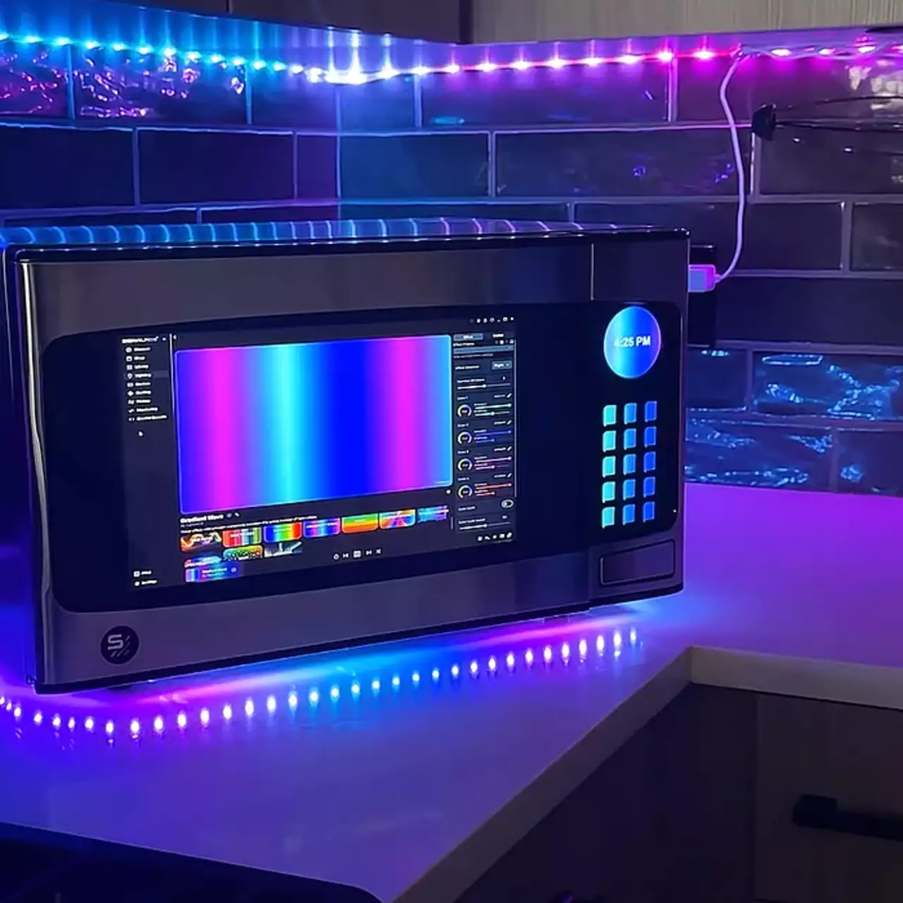 Motherboard di atas Carousel: Oven Microwave Diubah Menjadi PC Gaming