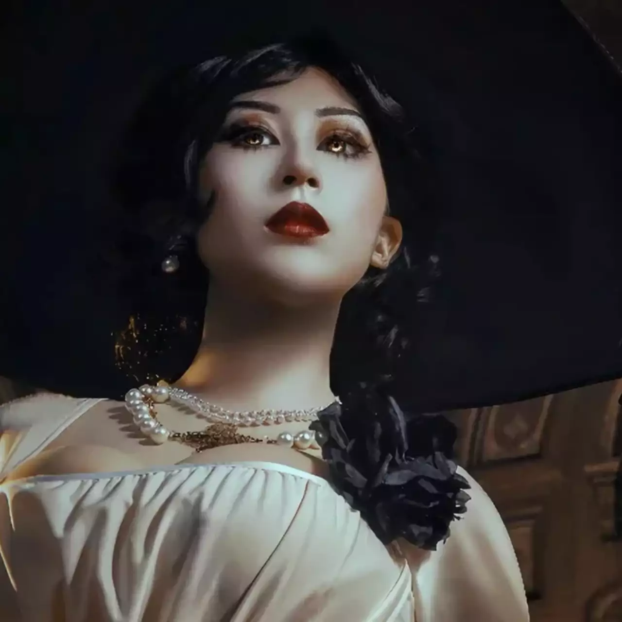 Cosplayer Traz Lady Dimitrescu de Resident Evil Village à Vida