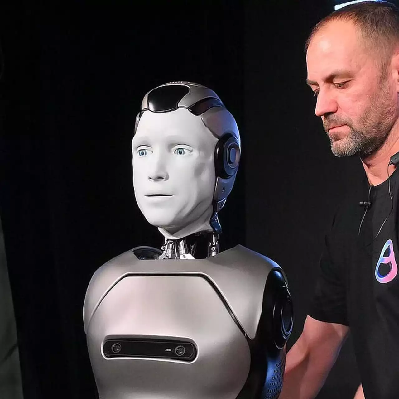 «Впевнена хода»: російський робот Aidol впав обличчям вниз на прем'єрі в Москві