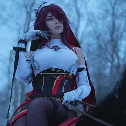 Oichi verkleidet sich als Rosaria aus Genshin Impact