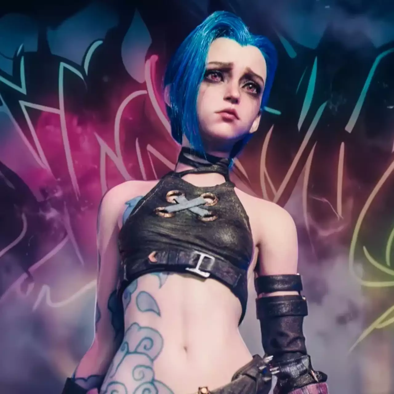 A hyper-realistic Jinx figurine from the series Arcane is presented