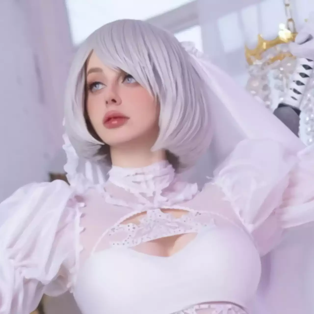 Şaşırtıcı NieR: Automata Cosplay: 2B ve A2 Beyaz Elbiseleriyle Parlıyor