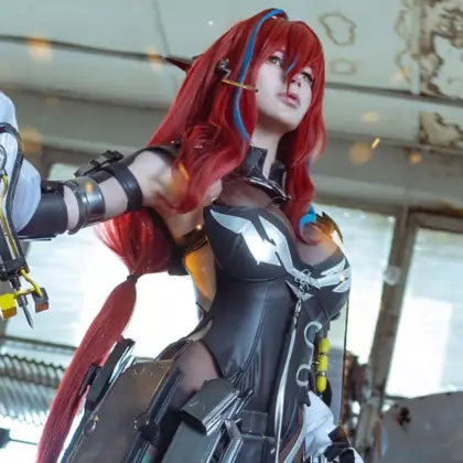 Косплеєрша показала реальну Ембер з Arknights: Endfield