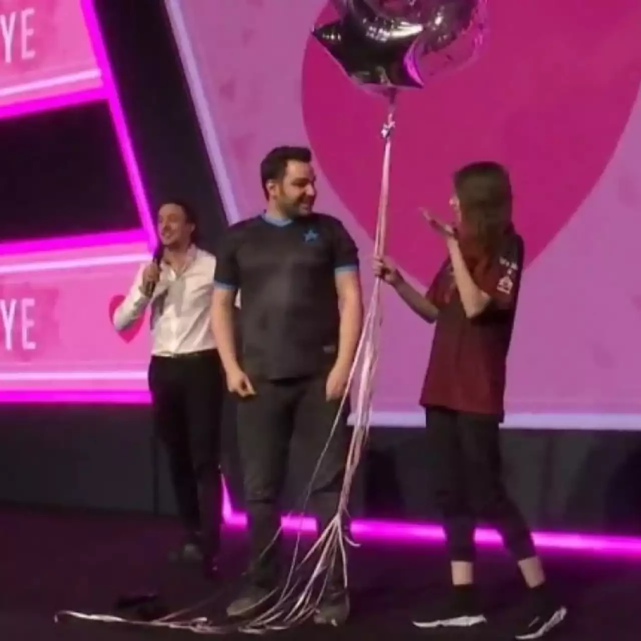 Игрок в PUBG сделал предложение своей девушке во время турнира. Она была в другой команде Игрок в PUBG сделал предложение своей девушке во время турнира. Она была в другой команде