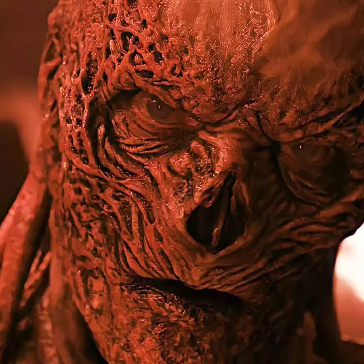 Создатели «Очень странных дел» показали, как создавался монстр Векна. Похоже, актеру и гримерам было очень тяжко